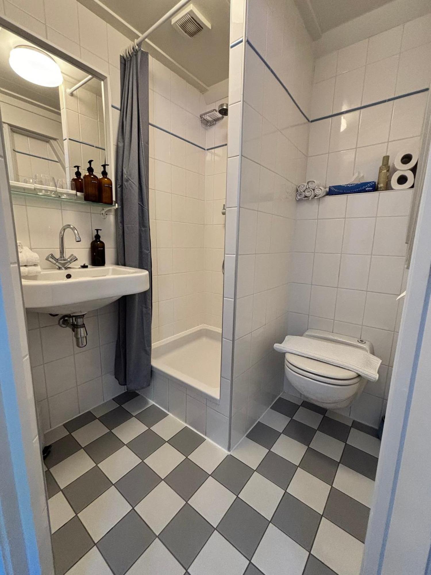 Ninet7 Bed & Breakfast Tilburg Bagian luar foto